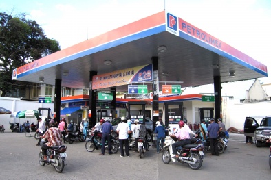 Phẫn nộ về việc lãi khủng của xăng dầu
